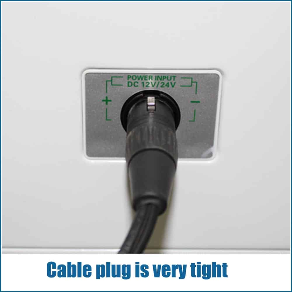 Tight DC plug for solar freezer power connection